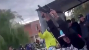 Balazos al aire y una moto incendiada en Neuquén en la despedida de un joven asesinado