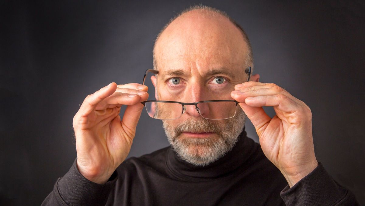 Mirar por encima de las gafas es un signo de desconfianza. Mirar por encima de las gafas es un signo de desconfianza.