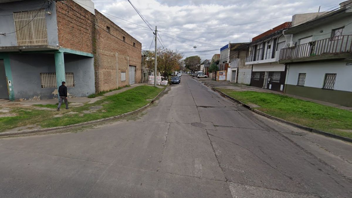 Un hombre que asesinó a puñaladas a un vecino recién llegado al barrio por no pagar derecho de piso, fue condenado a 13 años de prisión. Un hombre que asesinó a puñaladas a un vecino recién llegado al barrio por no pagar derecho de piso, fue condenado a 13 años de prisión.