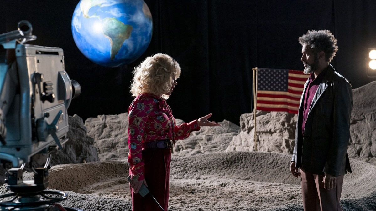 La supuesta llegada del hombre a la Luna también cae en la parodia de Netflix.