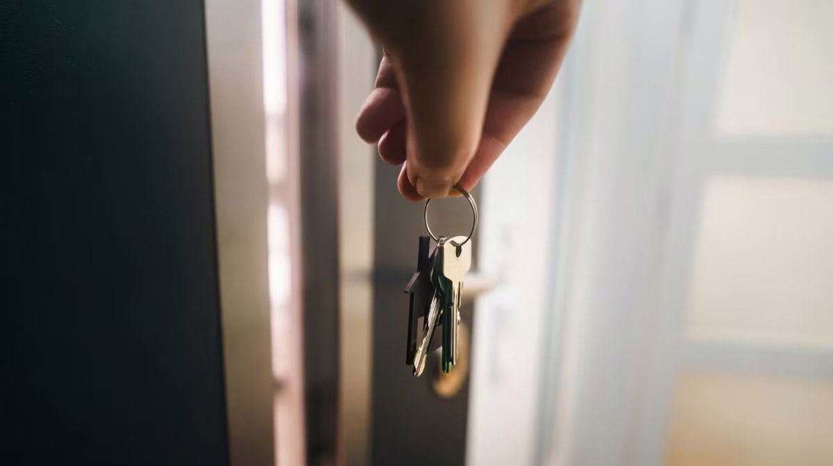 Degenerado. Un joven descubrió que el dueño del departamento donde alquila, la espiaba con dos cámaras. Degenerado. Un joven descubrió que el dueño del departamento donde alquila, la espiaba con dos cámaras.