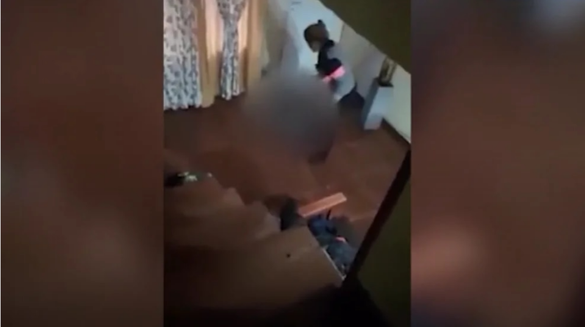 Maltrato infantil. Filmó a su madre dándole una golpiza a su hermanito y la denunció.