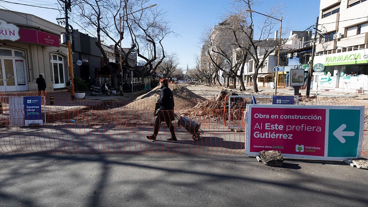 Mientras se proyecta la nueva cara de la Emilio Civit, la Municipalidad de la Ciudad de Mendoza renueva la calle Sarmiento, su continuidad hacia el Este. Mientras se proyecta la nueva cara de la Emilio Civit, la Municipalidad de la Ciudad de Mendoza renueva la calle Sarmiento, su continuidad hacia el Este.