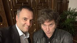 Manuel Adorni y Javier Milei. El vocero suma poder y ya tiene rango ministerial.