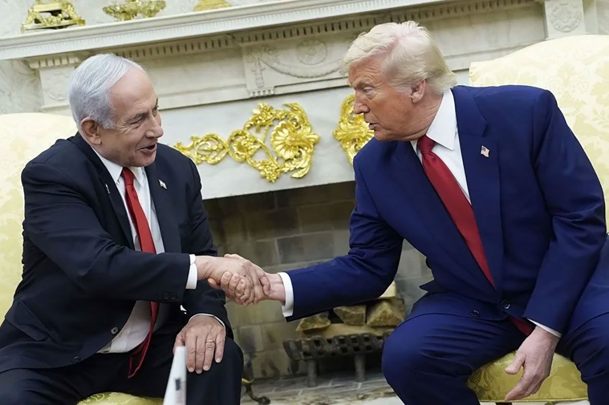El presidente de Estados Unidos, Donald Trump, estrechando la mano del primer ministro israel&iacute;, Benjam&iacute;n Netanyahu (Archivo). Cr&eacute;dito: EFE/EPA/ Yuri Gripas.