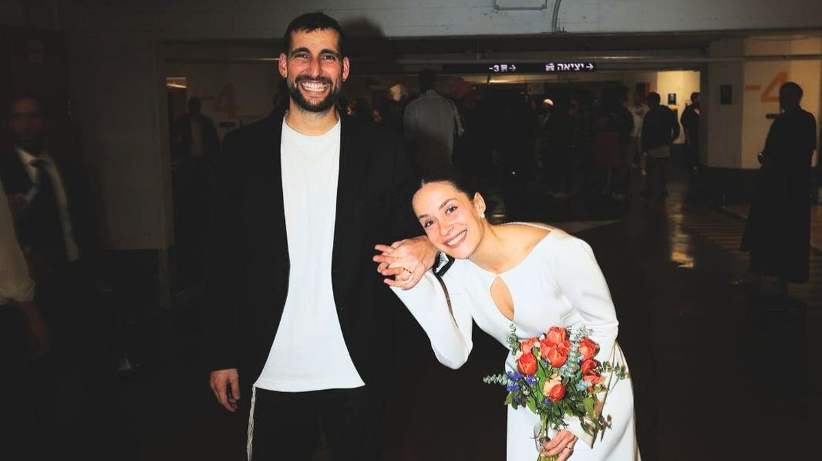 Durante la celebración, que duró dos horas, sonaron las sirenas por misiles, pero la pareja decidió continuar con el casamiento. Hubo 400 personas. Durante la celebración, que duró dos horas, sonaron las sirenas por misiles, pero la pareja decidió continuar con el casamiento. Hubo 400 personas.