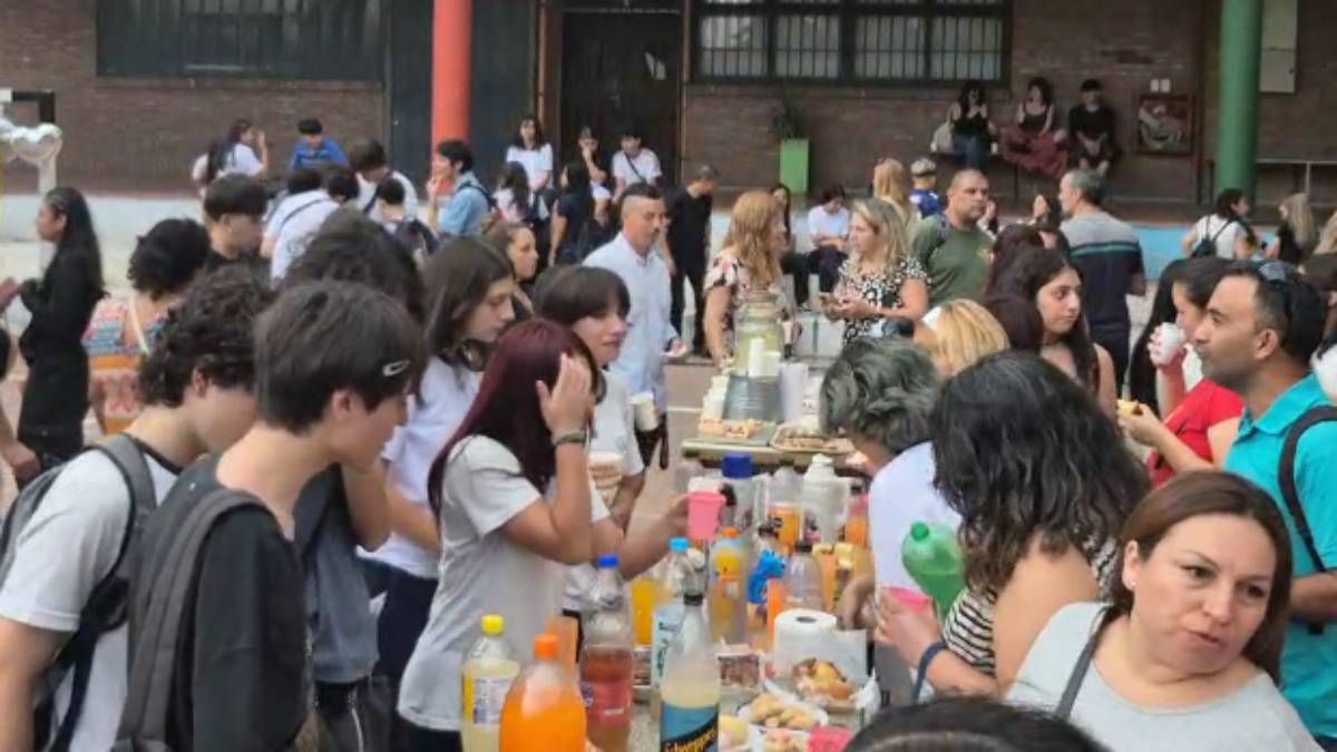 Padres y alumnos de quinto año en el colegio Vicente Zapata. Un desayuno especial tras el Último Primer Día.