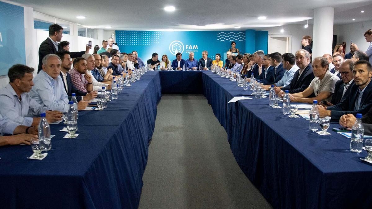 Los intendentes reunidos en la sede de la Federación Argentina de Municipios (FAM) en la Ciudad de Buenos Aires.