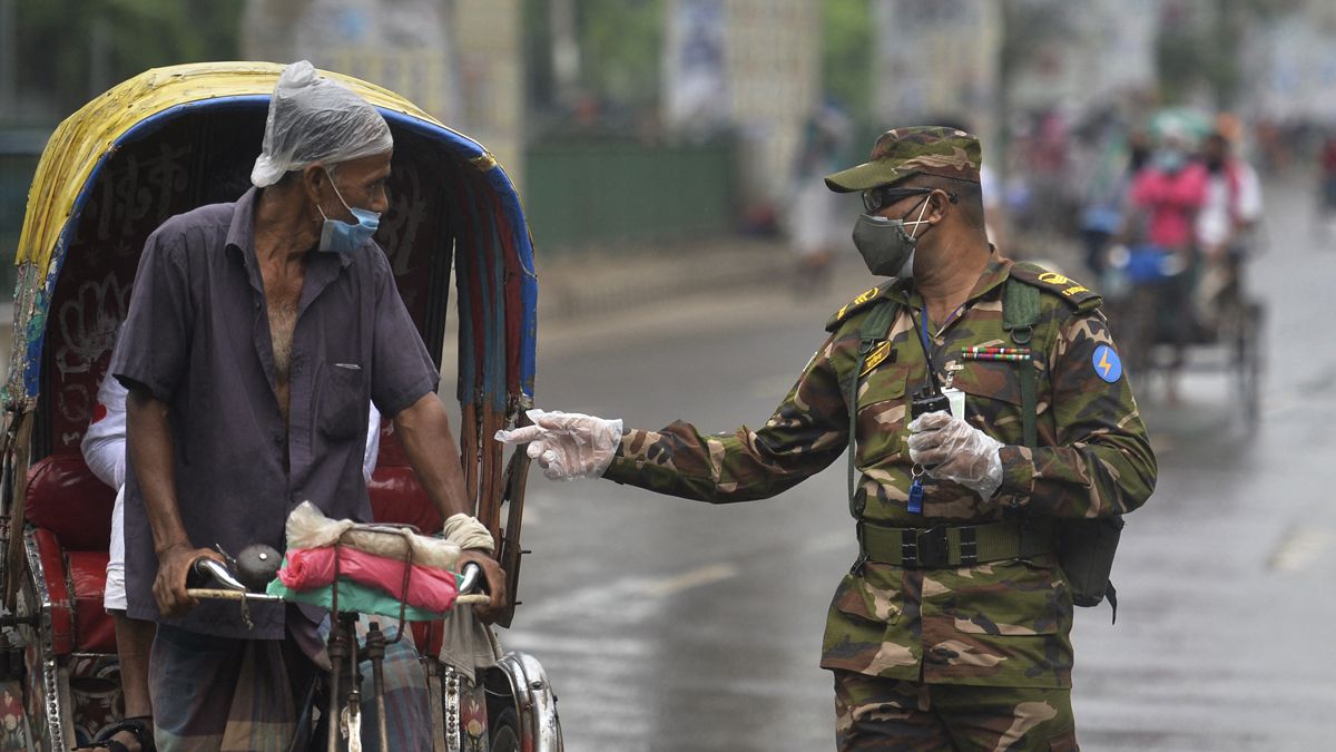 Por la variante Delta, Bangladesh entra en confinamiento e Indonesia anuncia restricciones.