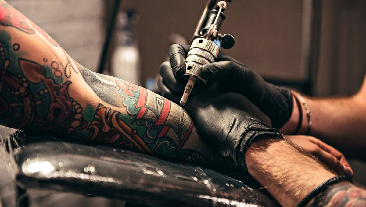 Los tatuajes son marcas o diseños permanentes que se hacen en la piel