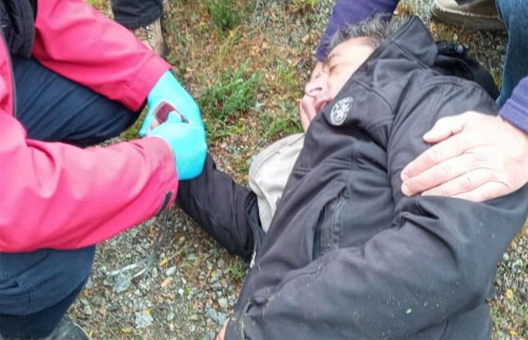 A tres años del asesinato de Rafael Nahuel, integrantes de la comunicad mapuche Winkul Lafken Mapu realizaron cortes de ruta y agredieron a automovilistas. Uno de ellos fue Diego Frutos, presidente de la junta vecinal de Villa Mascardi. Foto: Gentileza El Cordillerano.