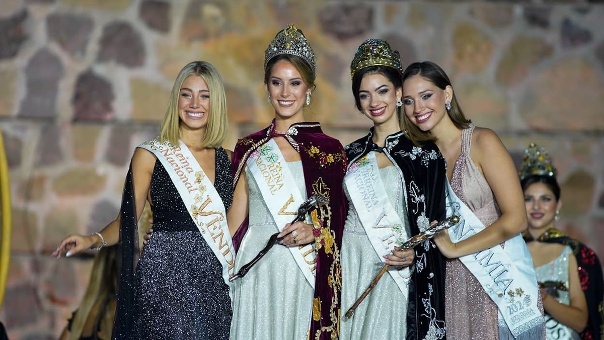 La reina y virreina nacional de la Vendimia 2025 junto a las reinas salientes. La reina y virreina nacional de la Vendimia 2025 junto a las reinas salientes.