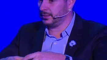 Video: el jefe de Nokia revoleó un iPhone por el aire, fastidiado con la osadía de un insistente periodista