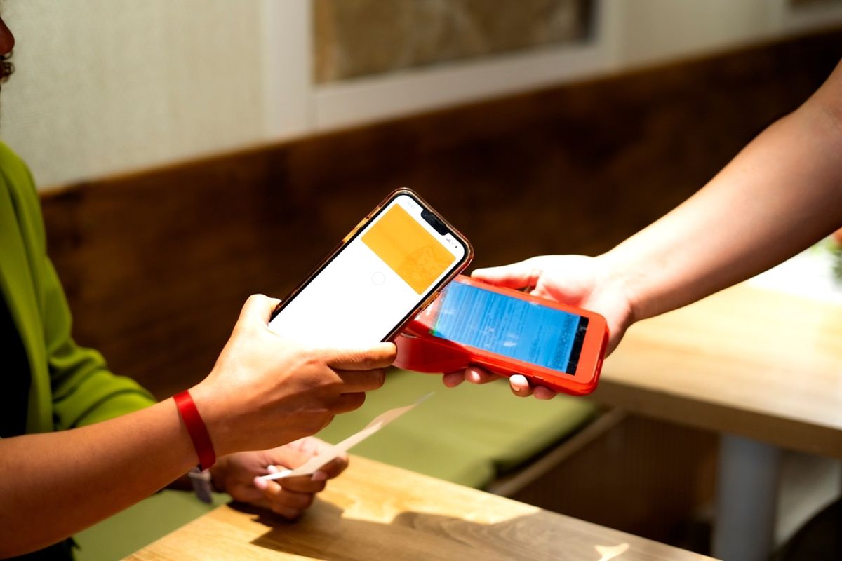 La tecnología NFC permite, entre otras cosas, realizar pagos desde el teléfono a un posnet. La tecnología NFC permite, entre otras cosas, realizar pagos desde el teléfono a un posnet. 