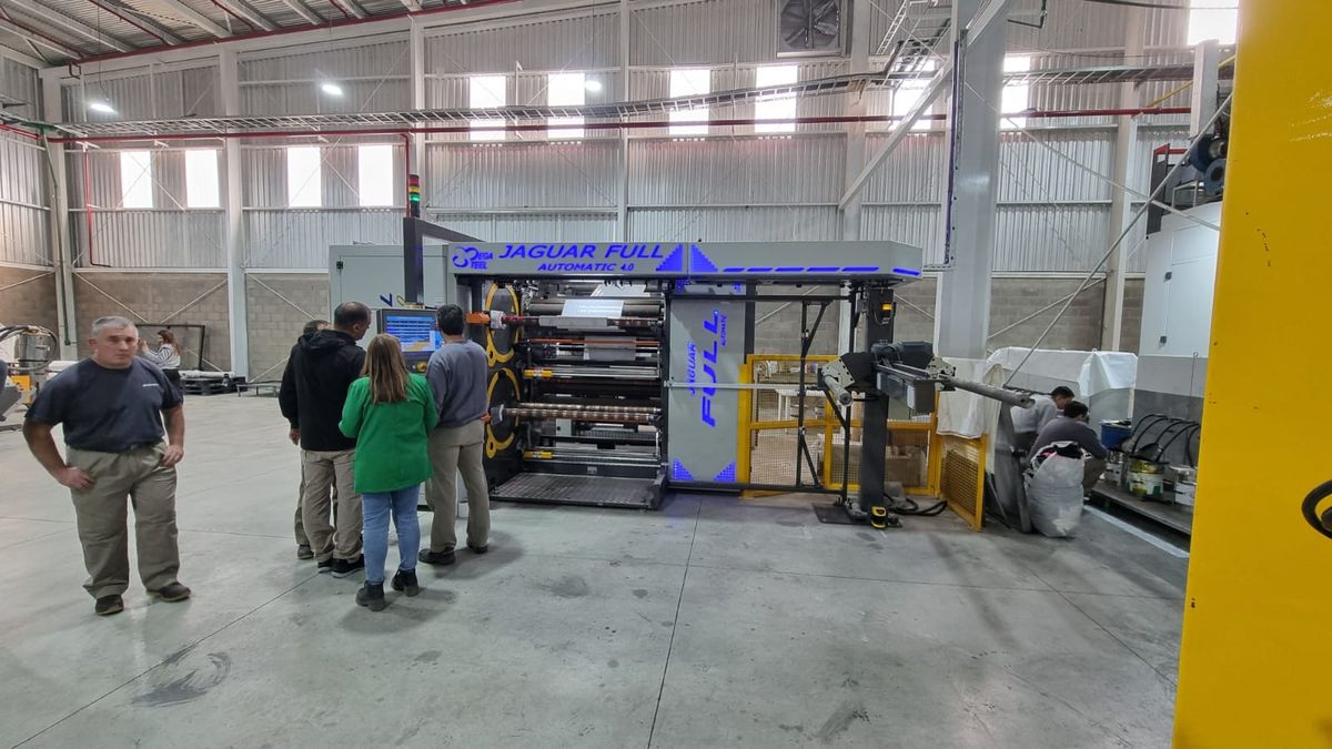 Muchos de los empleados que se reincorporaron a Plastiandino lo hicieron para colaborar en la reconstrucción de la planta. Muchos de los empleados que se reincorporaron a Plastiandino lo hicieron para colaborar en la reconstrucción de la planta.