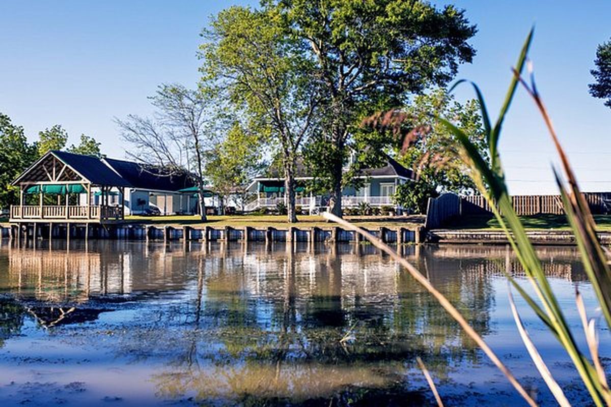La arquitectura y gastronomía clásica de Luisiana está presente en Des Allemands. La arquitectura y gastronomía clásica de Luisiana está presente en Des Allemands.