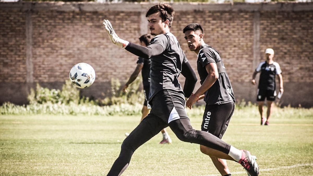 Matías Recalde a la derecha en el entrenamiento junto al arquero Matías Tagliamonte. Matías Recalde a la derecha en el entrenamiento junto al arquero Matías Tagliamonte.