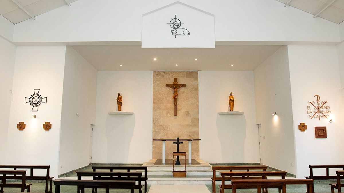 Así quedó la capilla en la que el Cura Gimeno supo escuchar, entender y aconsejar a adolescentes del Liceo Militar General Espejo de Mendoza.