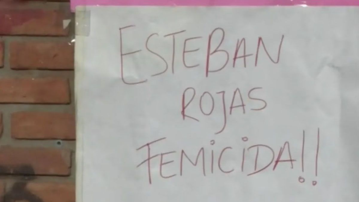 Los familiares y vecinos de la víctima de femicidio, en Barracas, escracharon al asesino quien se encuentra prófugo