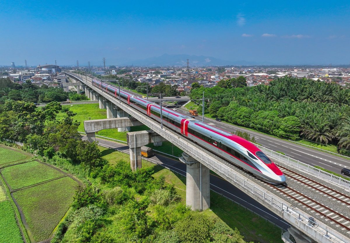 El ferrocarril de alta velocidad Yakarta-Bandung es el primer proyecto ferroviario de alta velocidad en el extranjero que utiliza completamente sistemas