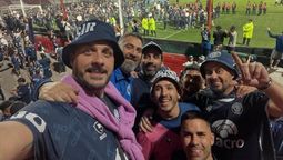 Gastón, sacando una selfie tras la coronación de Independiente Rivadavia.