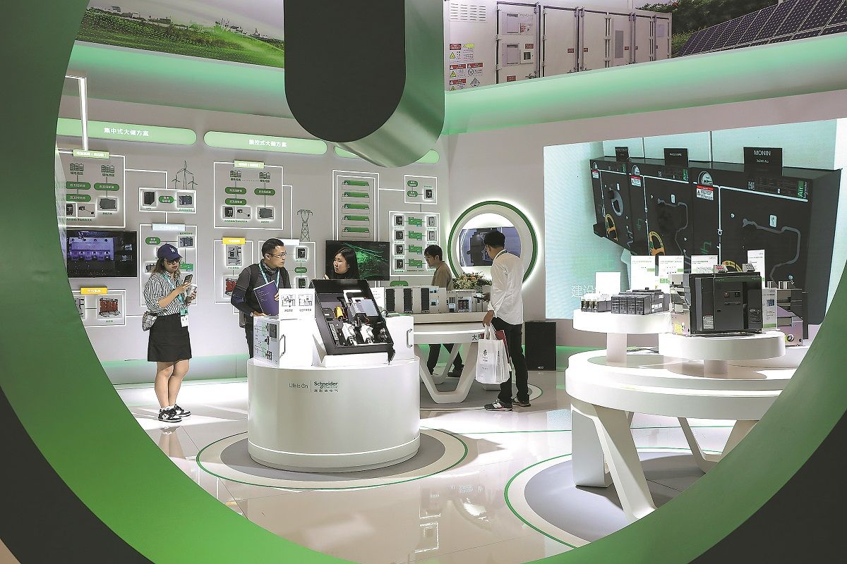 Una vista del stand de Schneider Electric SE durante una exposición en Shanghai. PARA USO DE CHINA DAILY