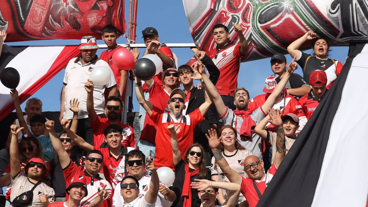 Los hinchas del Deportivo Maipú le dieron un gran marco al cruce con Gimnasia y Esgrima por la Primera Nacional. Los hinchas del Deportivo Maipú le dieron un gran marco al cruce con Gimnasia y Esgrima por la Primera Nacional.