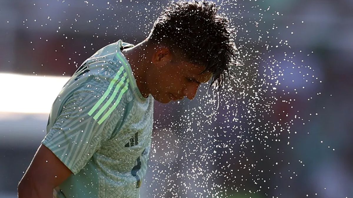 Everardo del Villar de México se refresca durante un partido amistoso entre Bolivia y México. Everardo del Villar de México se refresca durante un partido amistoso entre Bolivia y México.