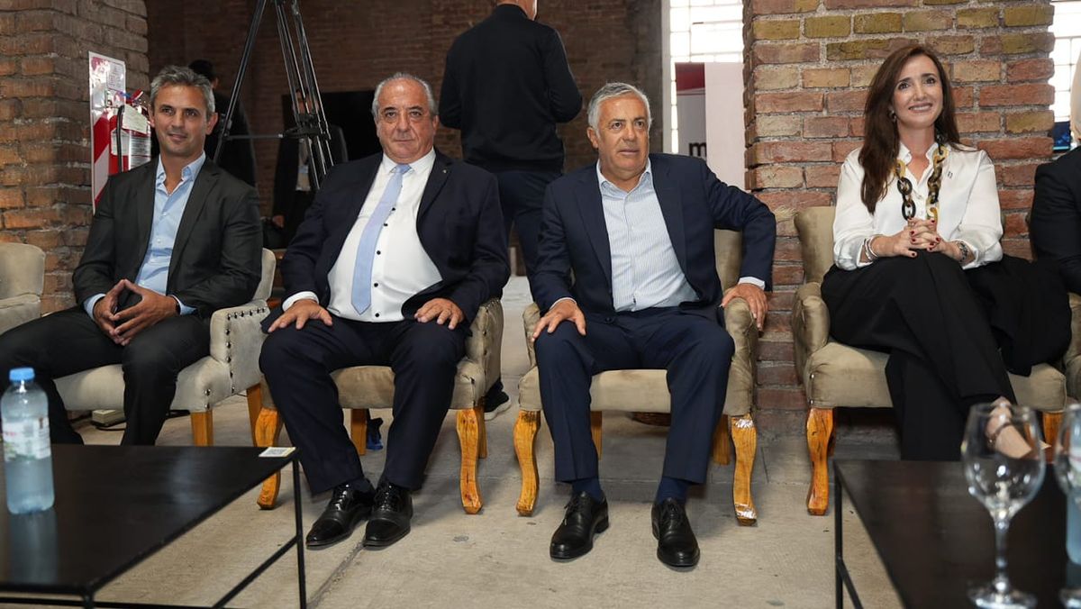 Autoridades nacionales como Martín Menem, presidente de la Cámara de Diputados de la Nación (derecha) y la vicepresidenta, Victoria Villarruel (en la otra punta) acompañaron a Walter Bressia, Pte de Bodegas de Argentina y al gobernador Alfredo Cornejo (ambos en el centro de la imagen). Autoridades nacionales como Martín Menem, presidente de la Cámara de Diputados de la Nación (derecha) y la vicepresidenta, Victoria Villarruel (en la otra punta) acompañaron a Walter Bressia, Pte de Bodegas de Argentina y al gobernador Alfredo Cornejo (ambos en el centro de la imagen).