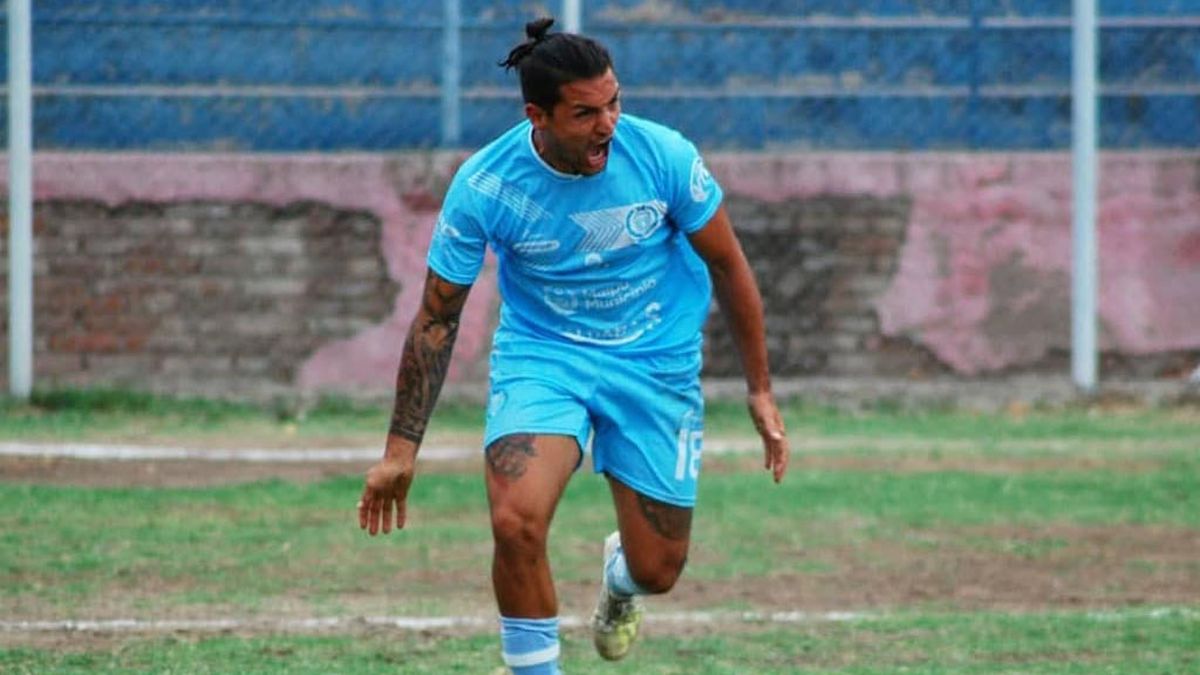 Lautaro Suraci y su boca llena de gol.