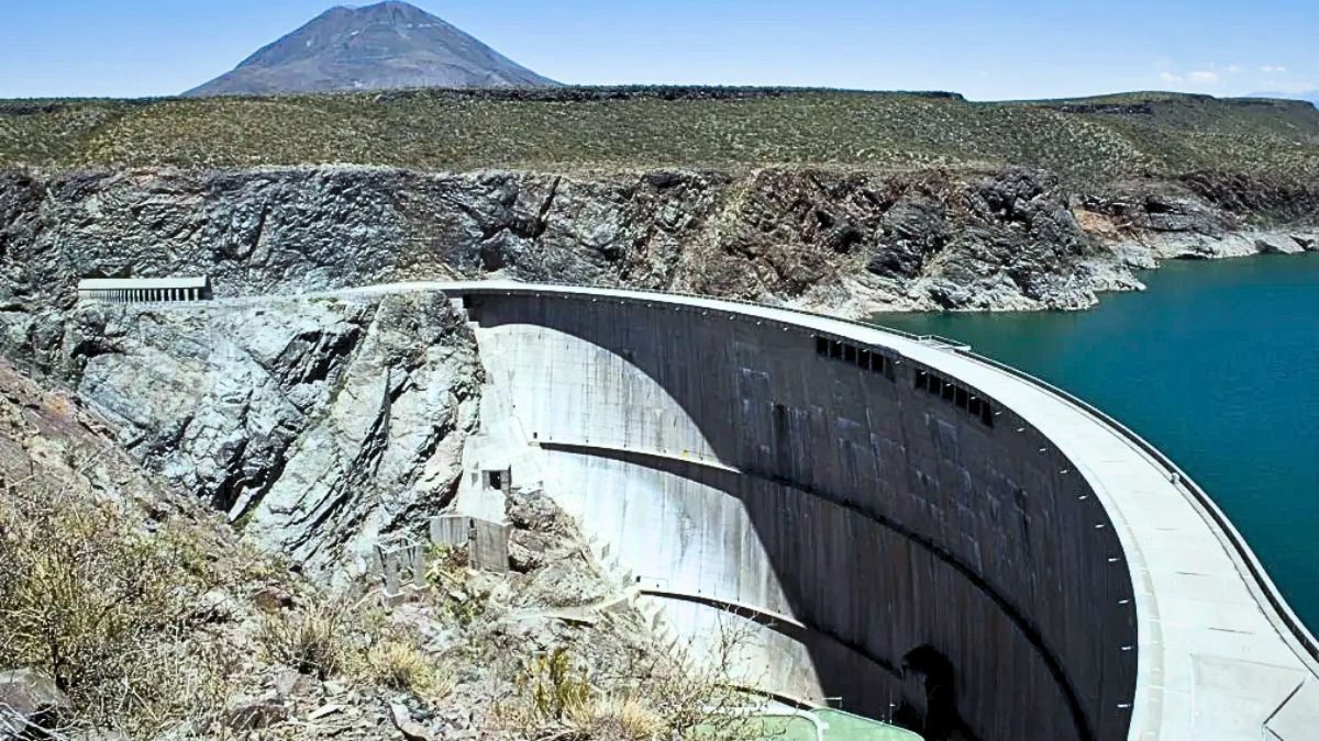 El dique Agua del Toro, situado a unos 80 kilómetros de la ciudad de San Rafael, es un destino frecuente para pescadores y turistas.