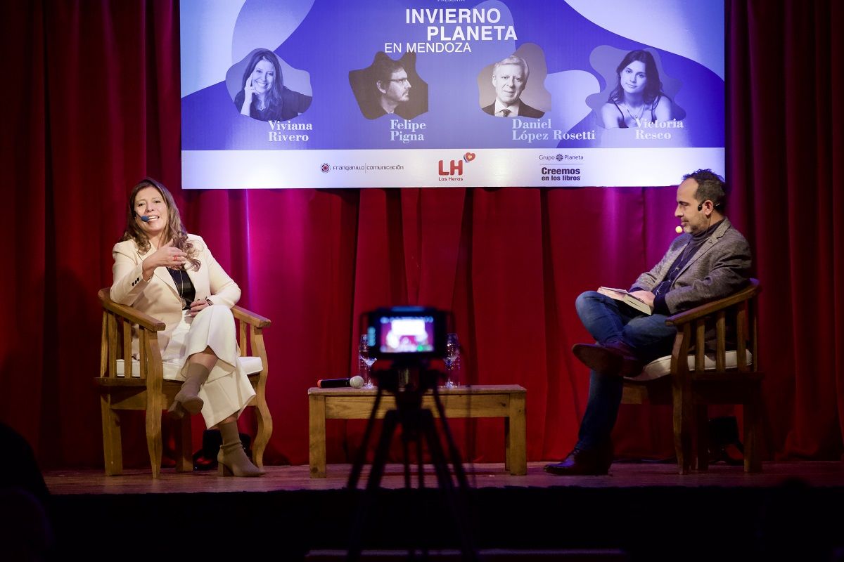 El ciclo empezó con la escritora&nbsp; Viviana Rivero, quién presentó su libro “Apia de Roma”.