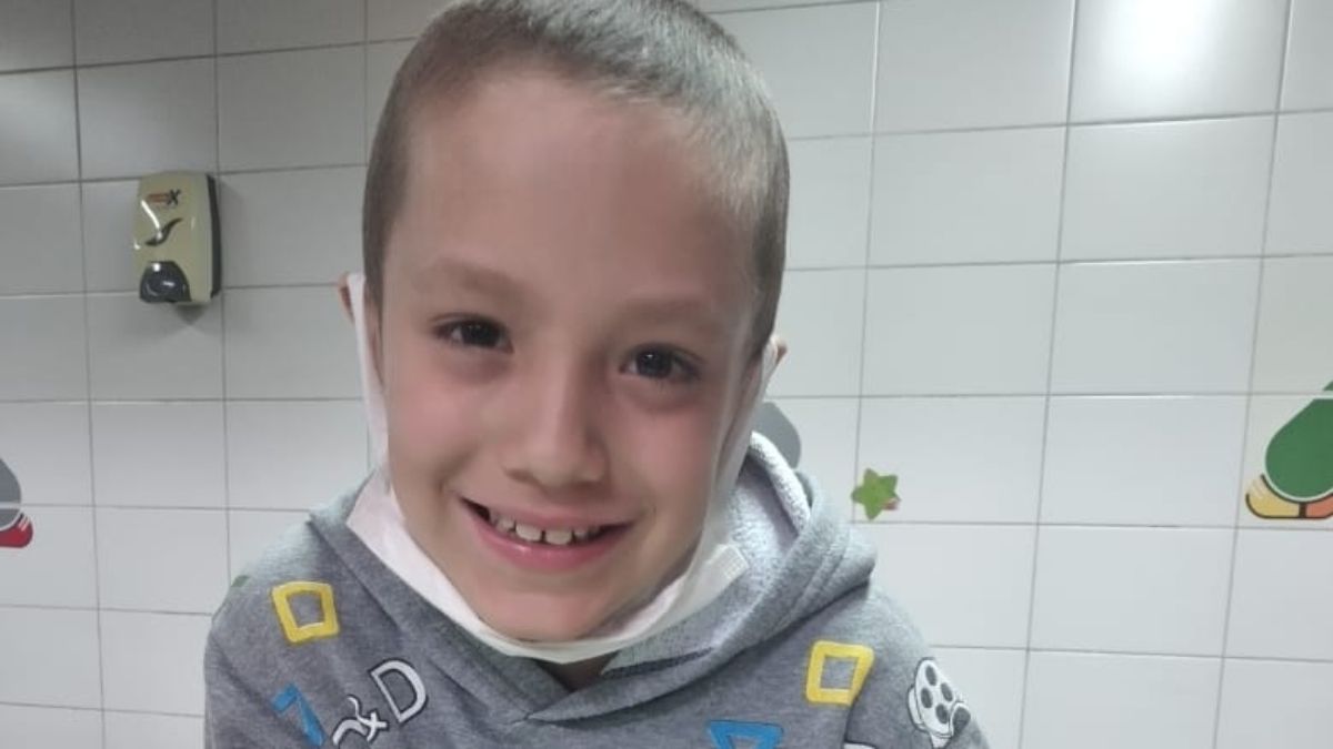 Thiago Alcaraz tiene nueve años y padece de leucemia. Se le hará el mes próximo un trasplante de médula ósea y para ayudar a su humilde familia con los gastos se armado una campaña solidaria para recibir donaciones.