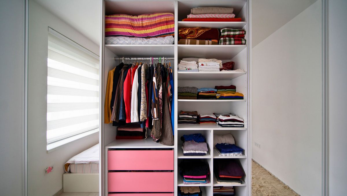 Si la ropa es muy delicada, utiliza perchas forradas y suaves para evitar marcas. Si la ropa es muy delicada, utiliza perchas forradas y suaves para evitar marcas. 