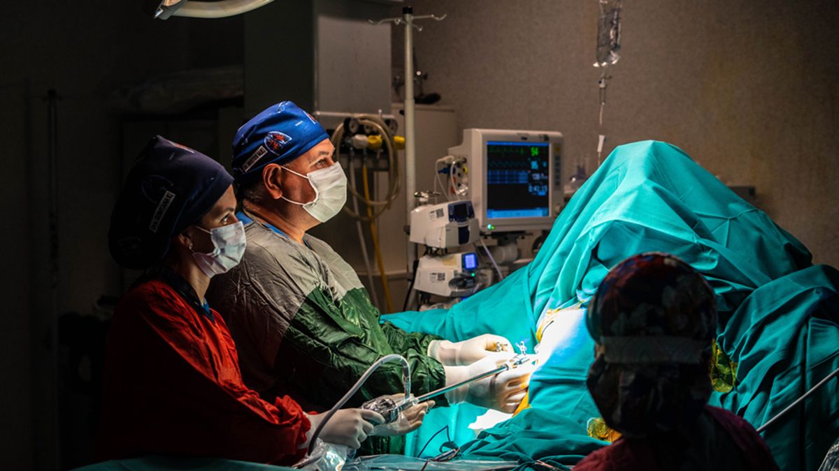 Dr. Mario Bustos, jefe del servicio de Cirugía de Tórax en cirugía simpaticectomía videotoracoscopia.