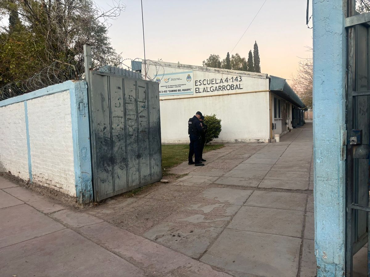 Dos efectivos policiales custodiaron el ingreso de los alumnos en la escuela de El Algarrobal donde el miércoles amenazaron con concretar este jueves un tiroteo. Dos efectivos policiales custodiaron el ingreso de los alumnos en la escuela de El Algarrobal donde el miércoles amenazaron con concretar este jueves un tiroteo.