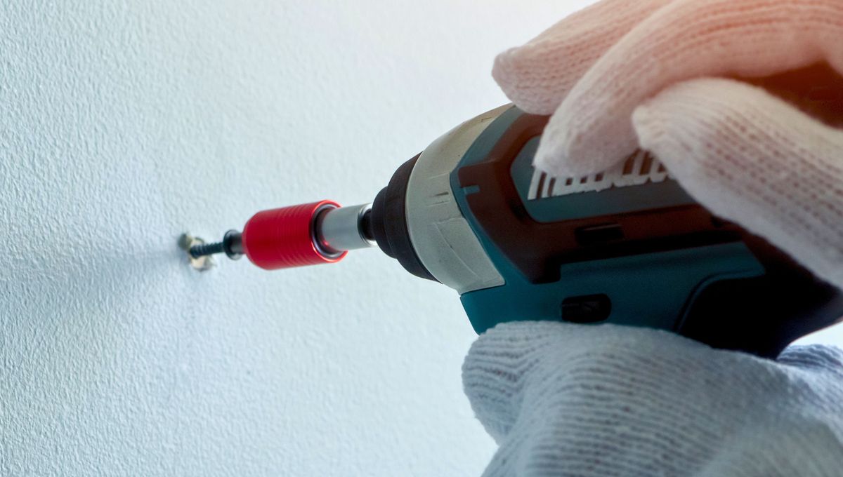 Usar bien el taladro te puede ahorrar problemas de seguridad y problemas estructurales en la casa. Usar bien el taladro te puede ahorrar problemas de seguridad y problemas estructurales en la casa. 