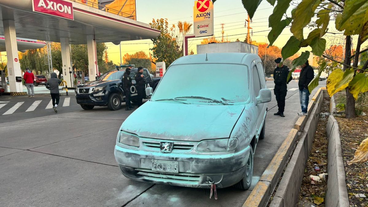 La camioneta que se incendio fue sacada de la estación de servicio para evitar un inconveniente mayor. La camioneta que se incendio fue sacada de la estación de servicio para evitar un inconveniente mayor.