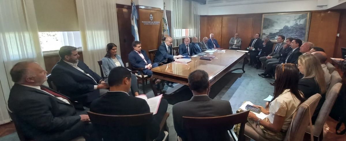 Una de las tantas reuniones del Jury de Enjuiciamiento integrado por jueces, diputados y senadores. Una de las tantas reuniones del Jury de Enjuiciamiento integrado por jueces, diputados y senadores.