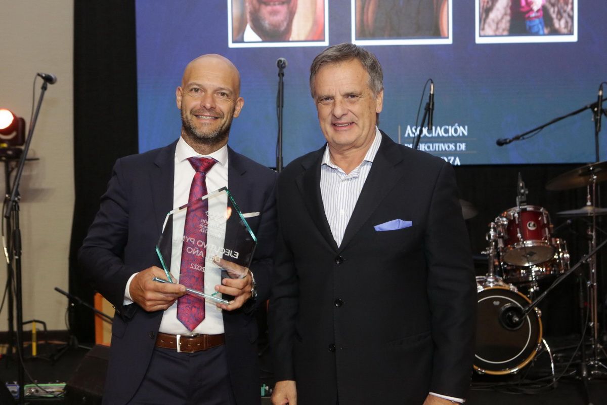 Jorge Mosso, presidente de la Asociación de Ejecutivos de Mendoza (AEM) entregó un premio al empresario Oscar David. Jorge Mosso, presidente de la Asociación de Ejecutivos de Mendoza (AEM) entregó un premio al empresario Oscar David.