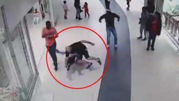 Reduce con un solo movimiento a un delincuente que trataba de escapar