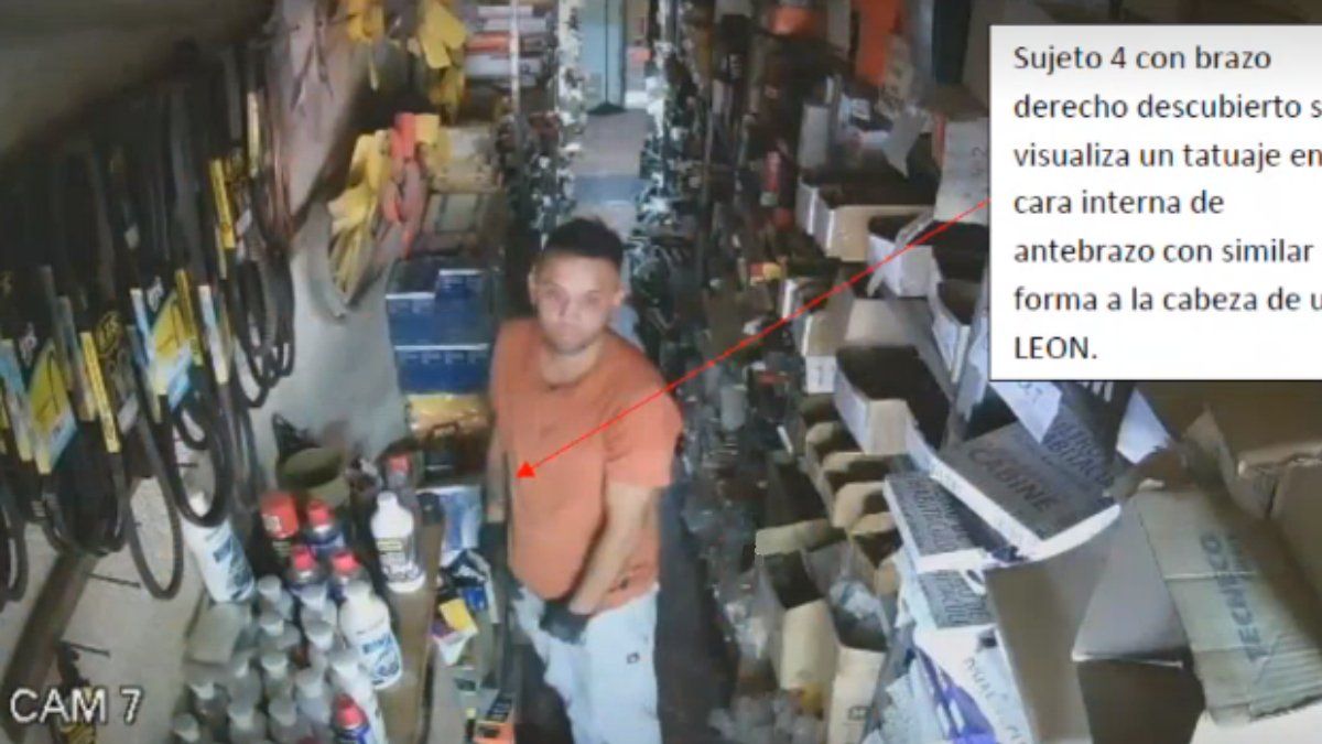 Esta es una imagen clave ya que gracias al tatuaje que se pudo observar en su brazo derecho es que la Policía logró identificar a Garro en las primeras horas de la investigación.