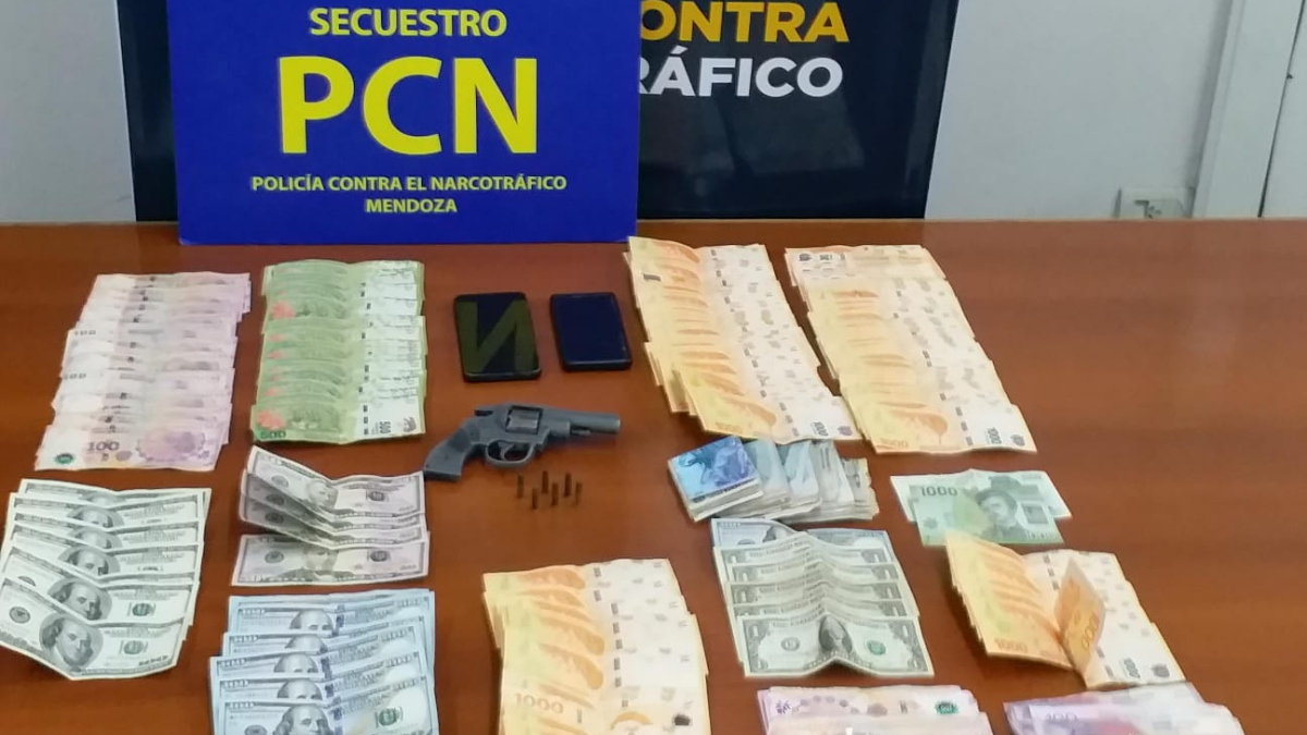 En uno de los procedimientos se allanó una vivienda ubicada en calle Dorrego al 1500 de Guaymallén con dos detenidos. En uno de los procedimientos se allanó una vivienda ubicada en calle Dorrego al 1500 de Guaymallén con dos detenidos.