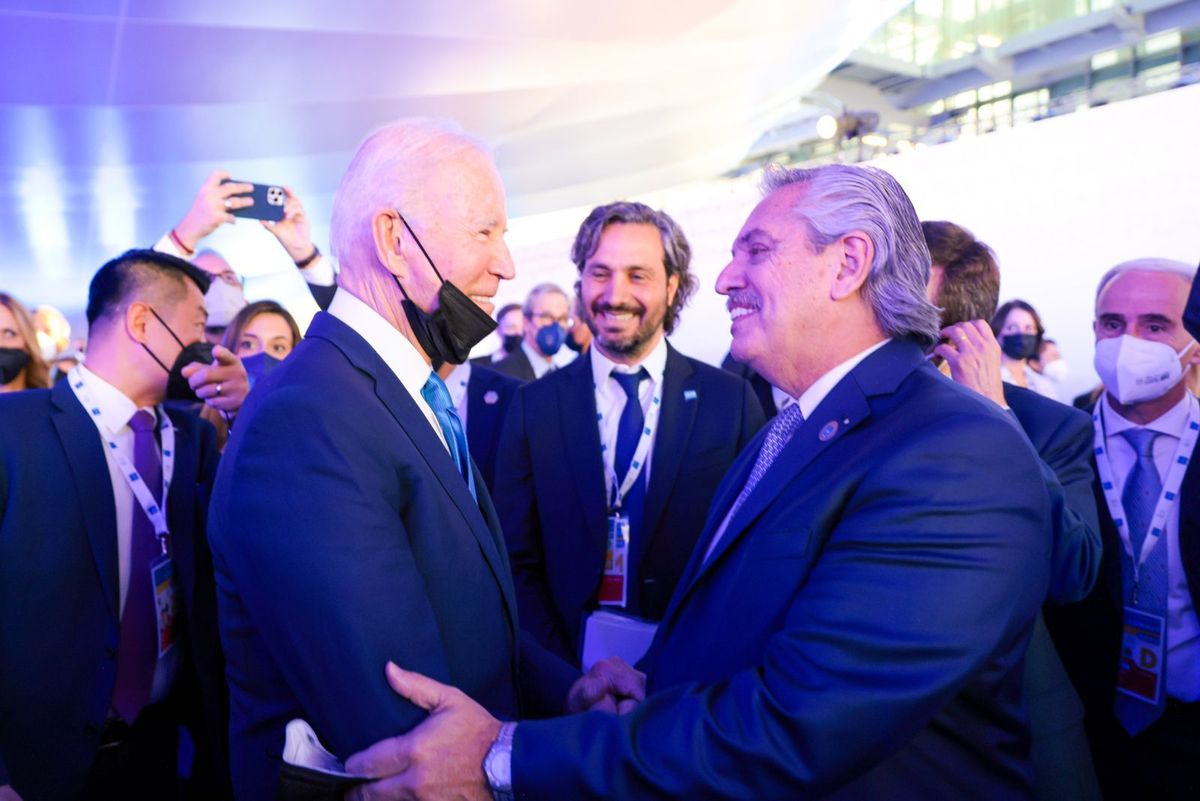 El presidente de Estados Unidos, Joe Biden, junto a su par argentino, Alberto Fernández durante el encuentro del G20 en Roma.