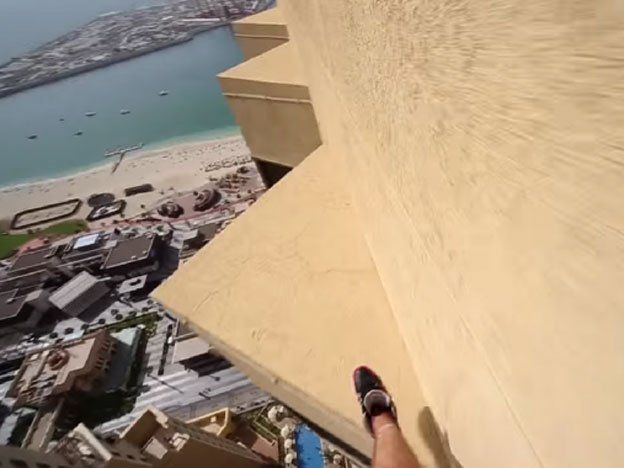 Video: salta entre varias columnas ubicadas al borde de un gran rascacielos