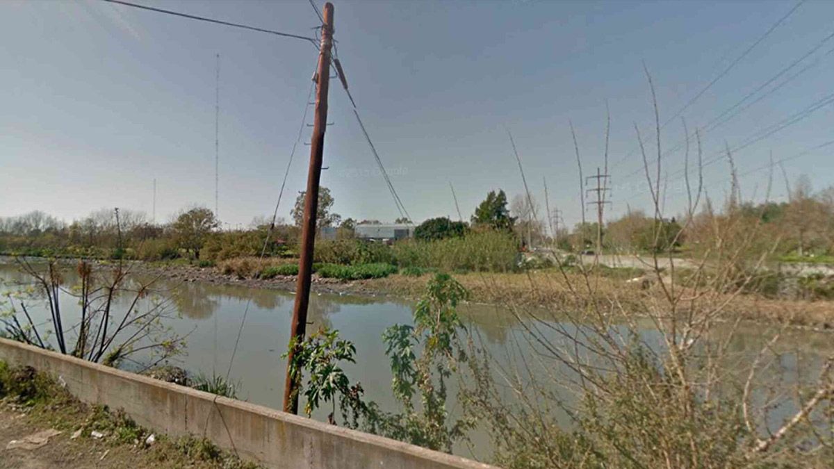 El arroyo Santo Domingo, en Sarandí, donde fue encontrada una bolsa con el cuerpo descuartizado de un empleado de una maderera ubicada en la zona