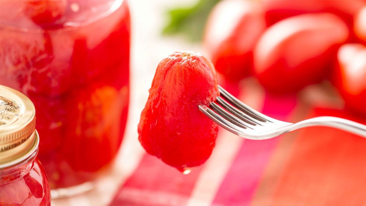 Cómo hacer tomates al natural enteros o en mitades: la receta casera para guardar y consumir todo el año