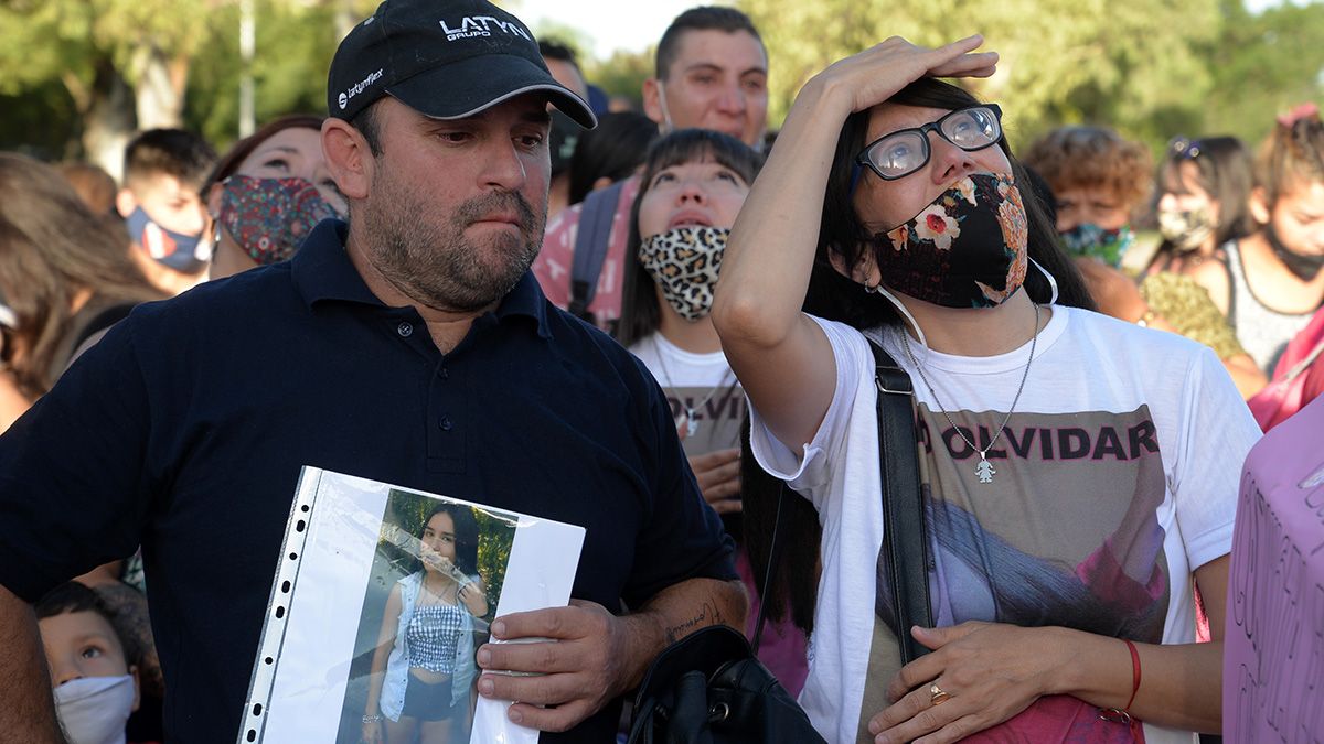 Los padres de Florencia, José y Kitty, durante el homenaje que le hicieron a su hija cuando se cumplió un mes del asesinato
