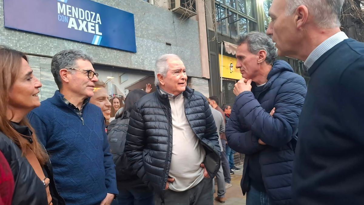 Luego de la apertura del local en calle Mitre, los axelistas mendocinos realizaron un acto en el SUTE. Luego de la apertura del local en calle Mitre, los axelistas mendocinos realizaron un acto en el SUTE.