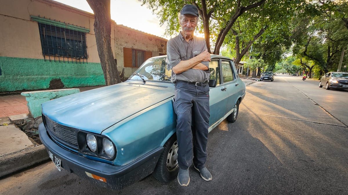 El Renault 12 del artista es tan popular como él en el ambiente. Lo tiene desde hace 30 años.